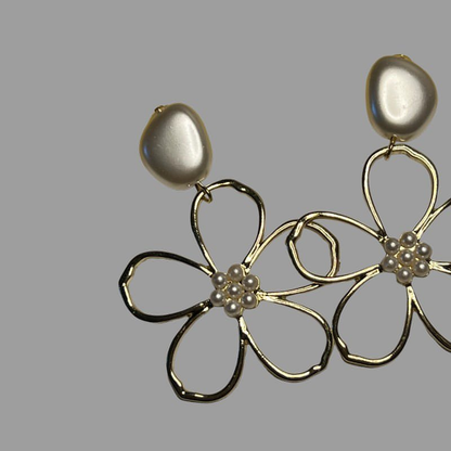 VERSAILLES Fleur Single Pearl Petal Drop Earrings